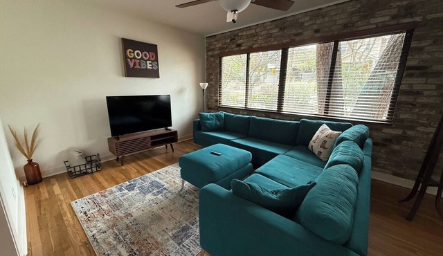 Charming Cherrywood Cottage. Walkable. Sleeps 6.