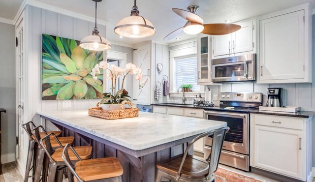 Charming Chic Cottage w/Walk to Downtown & River
