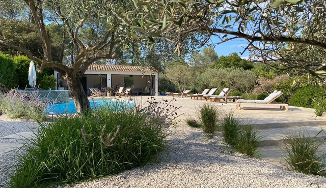 Charming, chic, secluded villa within walking distance from Lorgues