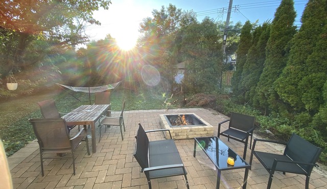 Charming Chicago Retreat with Modern Comforts - Spa Bath