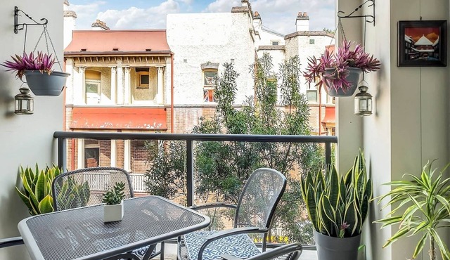 Charming Chippendale Escape with Rooftop Pool