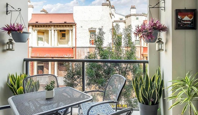 Charming Chippendale Escape with Rooftop Pool