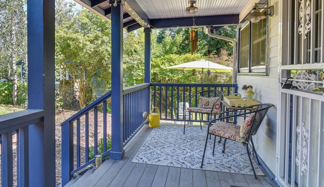 Charming City Cottage ~ 8 Mi to Downtown Portland!