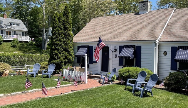 Charming classic Cape Cod home in Centerville village. 1mile to Craigville beach