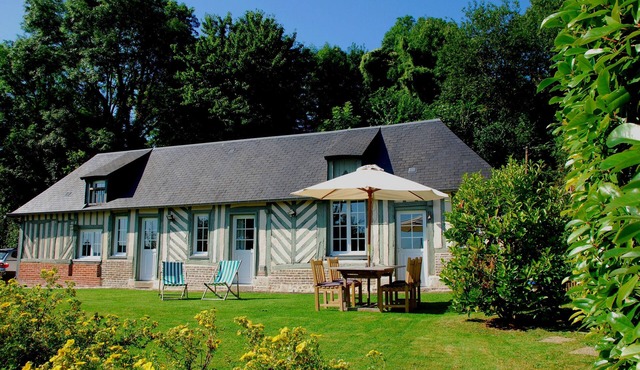 Charming classic country house in Honfleur, with garden, minutes from the sea.