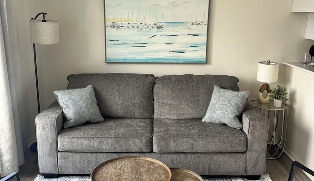 Charming, clean and spacious unit with private balcony 1.5 blks from the beach!