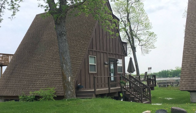 Charming Clean Cabin w/Shared Pool & Incredible Lake Views!