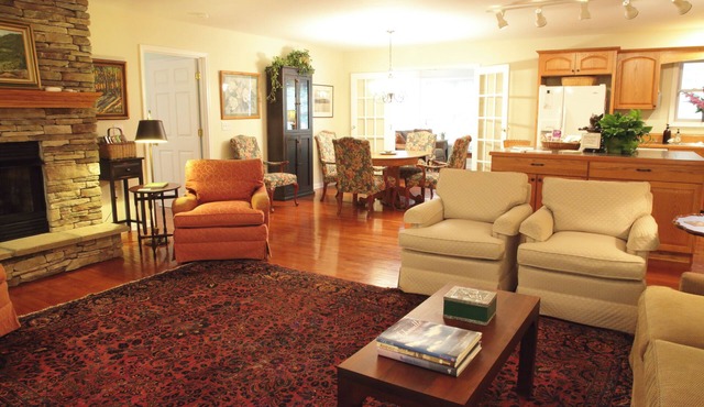 Charming, Clean & Comfortable 2-bedroom home in scenic Mills River!