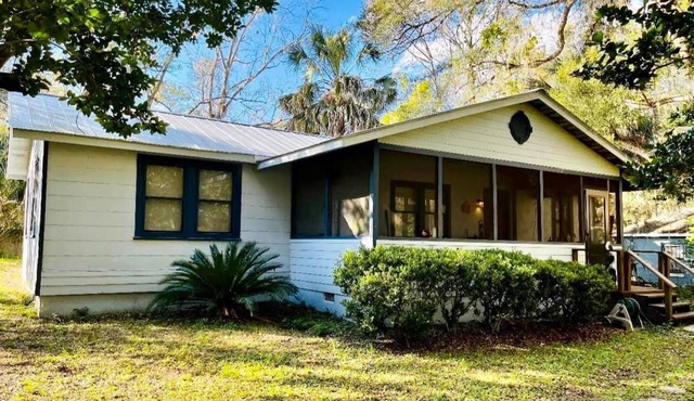 Charming, Clean/Cozy home one block from Downtown!