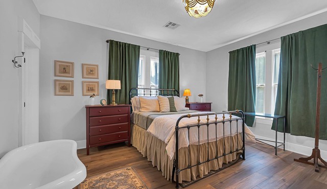 Charming Clementine 2-bedroom midterm house in peaceful Waco- FULLY FURNISHED