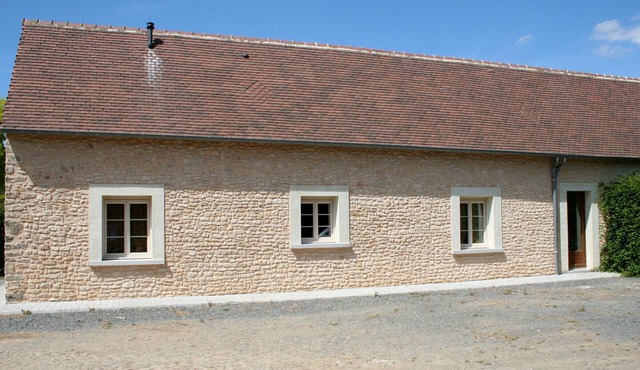 Charming Countryside Cottage: Nature Trails, Equestrian Center & Close to Amenities