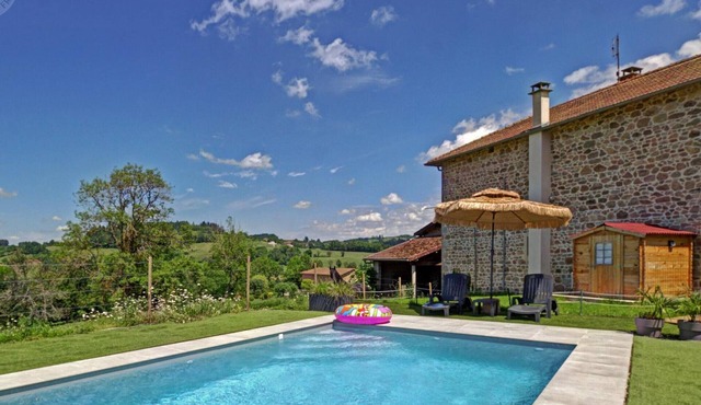 Charming cottage for 8 with fireplace and pets allowed