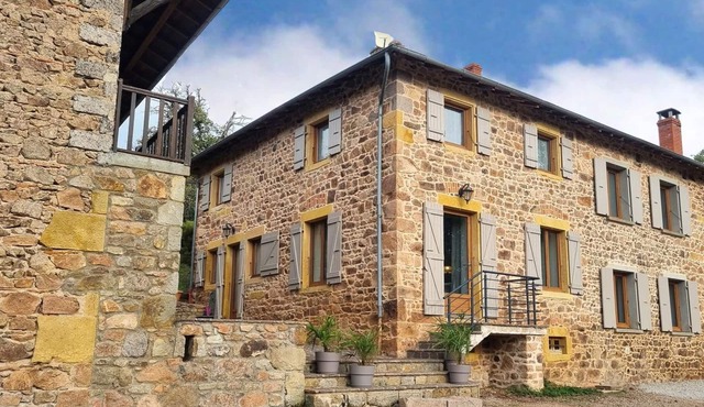 Charming cottage with terrace and pets allowed in Belmont-de-la-Loire