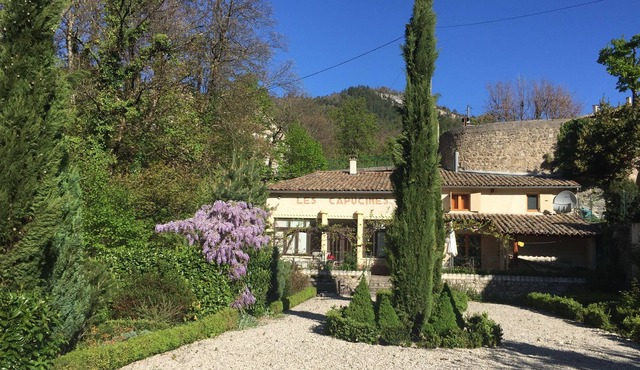 Charming cottage with large garden only 3 mn from medieval village center