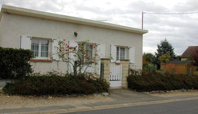 Charming Cottage with Private Garden, Terrace & Garage near Loire Castles