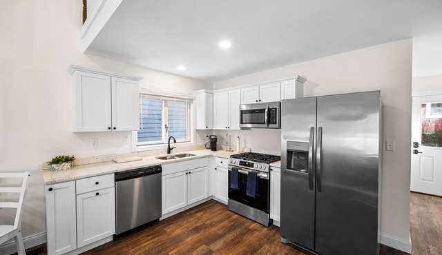 Charming cottage in Lakeside near Cherry Park and the lake!