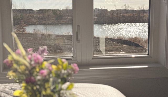 🌟 Charming Coach House with Stunning Pond Views in Markham 🌅 🌊