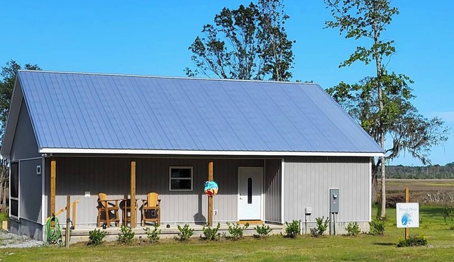 Charming coastal cabin overlooking the marsh, near Darien and Shellman Bluff GA.