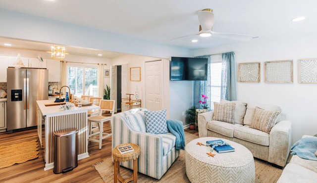 Charming Coastal Cottage in Historic Downtown Summerville