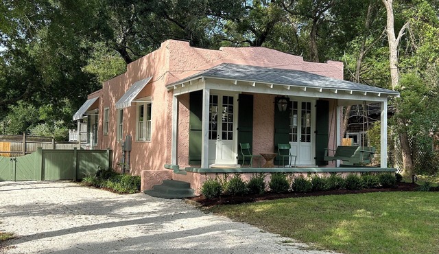 Charming Coastal Cottage in Fairhope, steps away from Mobile Bay