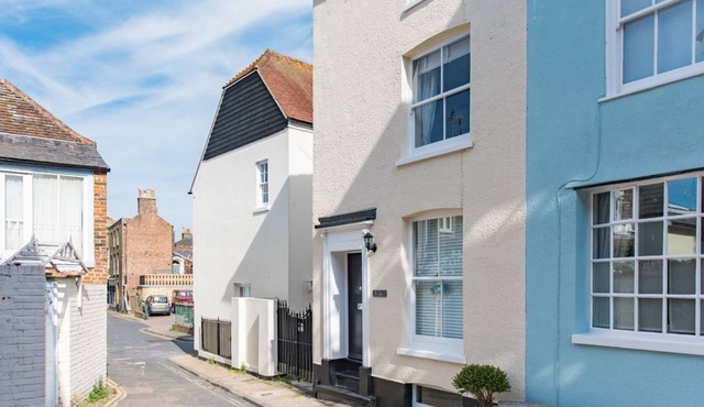 Charming coastal cottage, short walk from Deal seafront