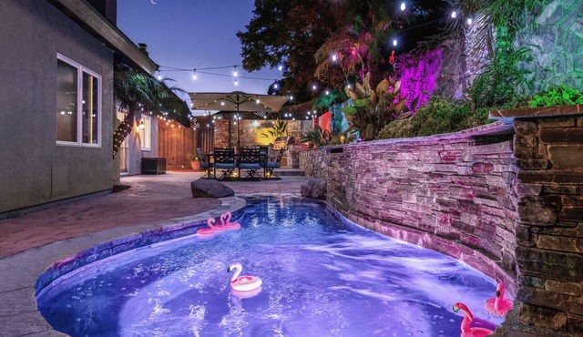 Charming Coastal Escape: Resort-Style Walk-In Spa