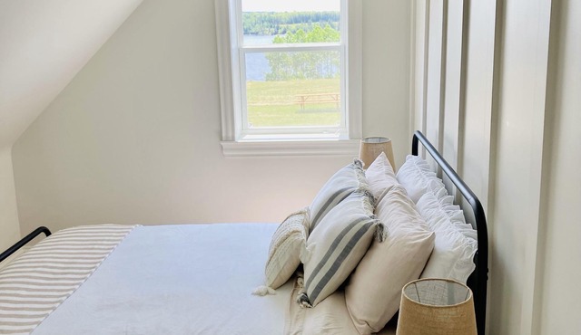 Charming Coastal Farmhouse Close to World Class Golfing, Beaches & Trails