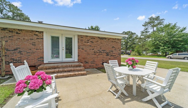 Charming Coastal Getaway! Minutes from Camp Lejeune,coastal beaches & downtown!
