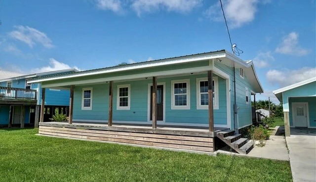 Charming Coastal Home with Covered Patio and Mulberry Trees near Conn Brown Harbor in Aransas Pass, Texas