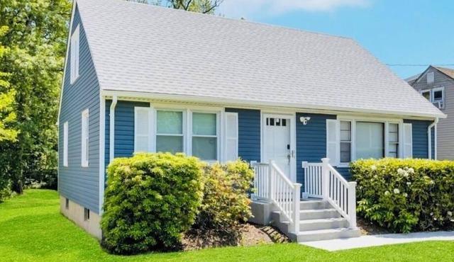 Charming Coastal Home 4BR Yard & Porch Near Beach