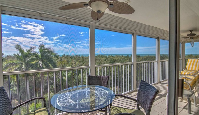 Charming Coastal Living: Gulf Views Await