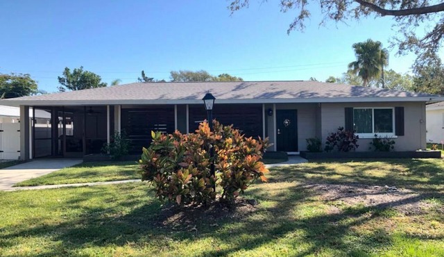 Charming Coastal Oasis 2Bed/2 Bath Cottage Close to Beach and Downtown-Southgate