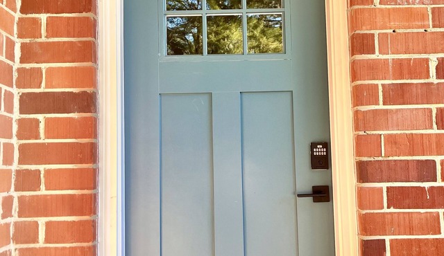 Charming coastal retreat in the heart of Thunderbolt.