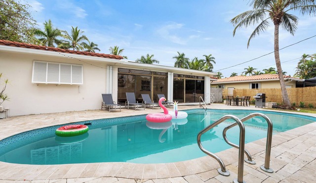 Charming Coastal Retreat: 3BDR Villa with Private Pool near Hollywood Beach