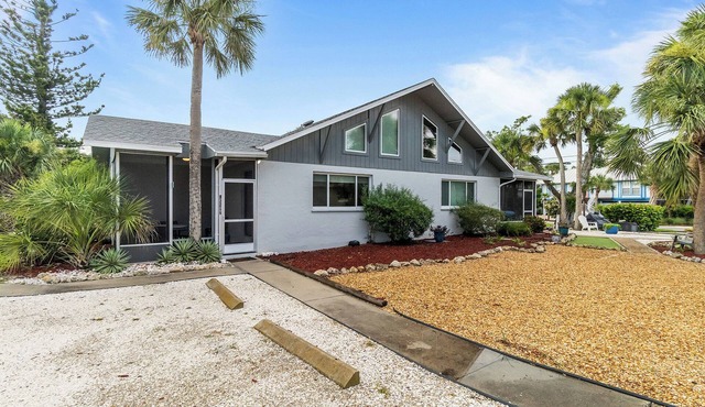 Charming Coastal Retreat at Sanibel Shores-Walk to the Beach PET FRIENDLY