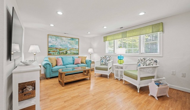 Charming Coastal Retreat in Manteo – Newly Remodeled & Ready for Your Stay!