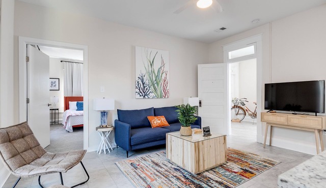 Charming Coastal Getaway: Explore and Relax in our 2 Bedroom Downtown Rental