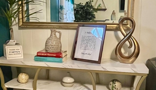 Charming Colonial Home Near Major Hospitals.