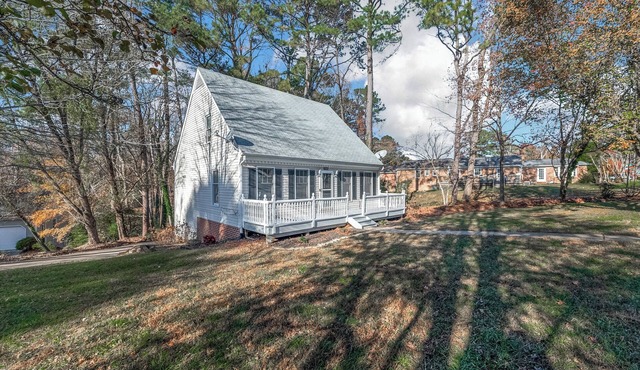 Charming Colonial Williamsburg Cottage Home w/add'l storage, Pet Friendly!