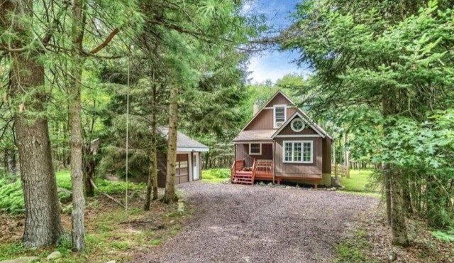 Charming Colville Cottage with King Bed/Deck/Pet Friendly!