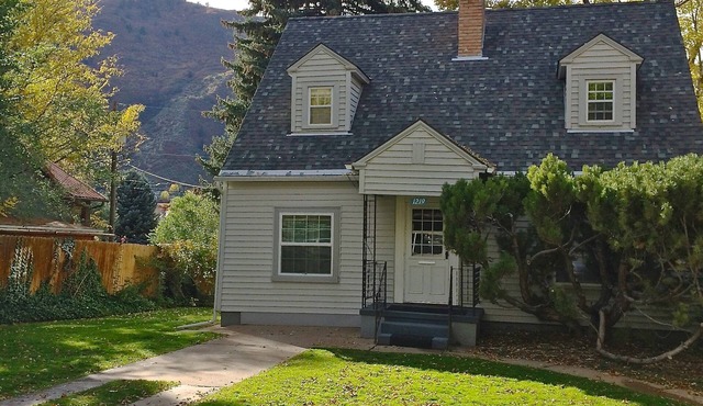 Charming, Comfortable, Centrally located home 4 +2 1/2 (Sleeps 7)