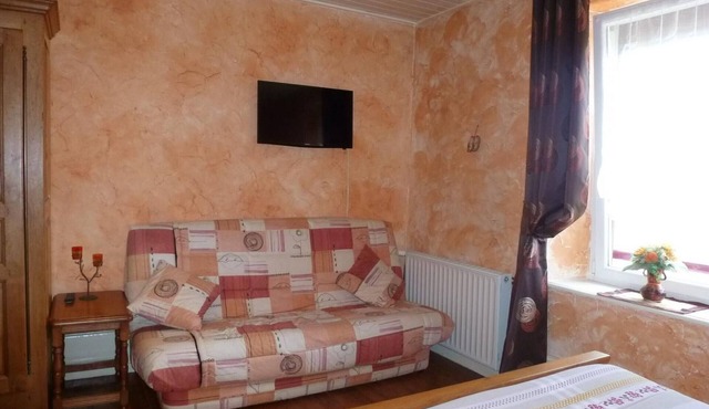 Charming Comfort Room with Wifi, Fireplace in Ognon Valley Village