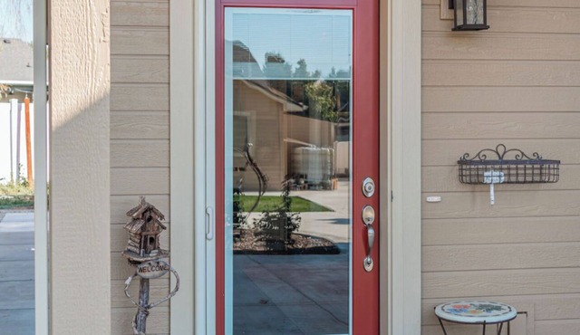 Charming comfortable casita getaway with AC and WiFi in welcoming Nampa.