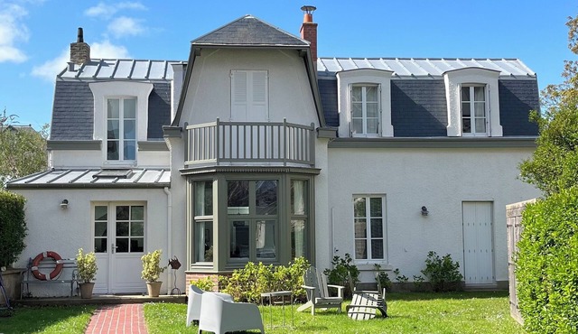CHARMING, COMFORTABLE HOUSE - SLEEPS 6 - 100 M FROM BEACH WITH GARDEN