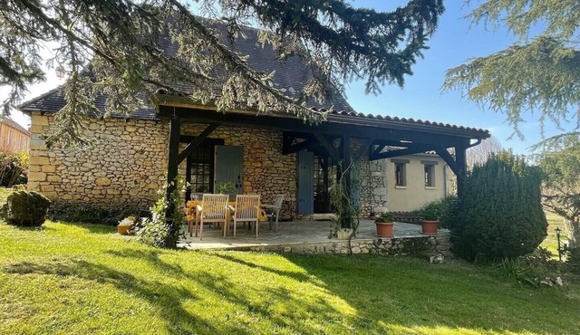 Charming Comfy 6 person cottage w/private pool & large garden, Les Eyzies