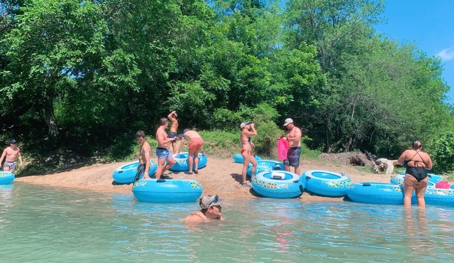 Charming, Comfy Cabin on the San Marcos River!