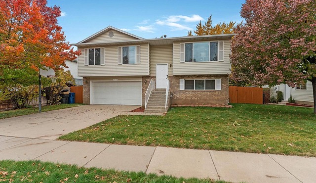 Charming & Comfy ~ Hot Tub ~ Spacious Yard ~ Pkg!