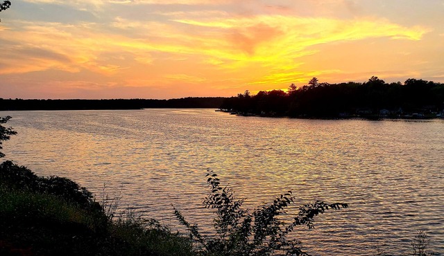 Charming completely updated cottage with water views of Croton Pond.