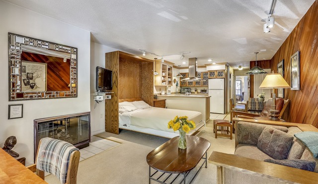 Charming condo in the core, dynamite location