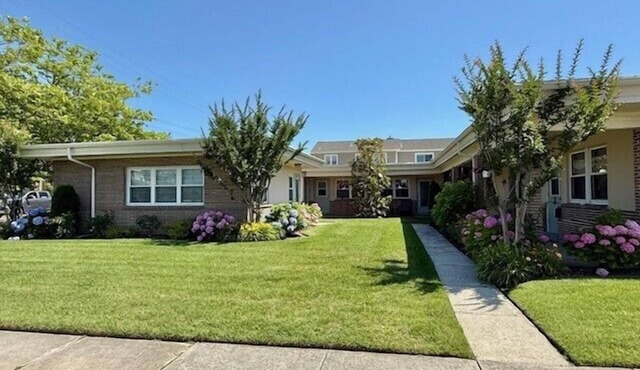 charming condo just three blocks from the beach